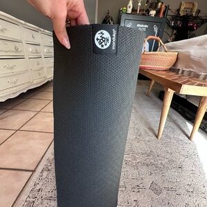 Manduka Charcoal Textured Yoga Mat and towel set